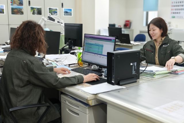笑顔で社員をサポートする株式会社ソテックの総務部の女性社員