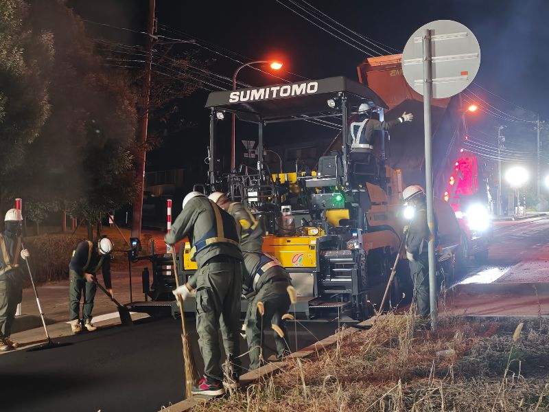 アスファルトフィニッシャーが、黒く輝くアスファルトを敷きならしている滅多に見れない夜間工事の様子